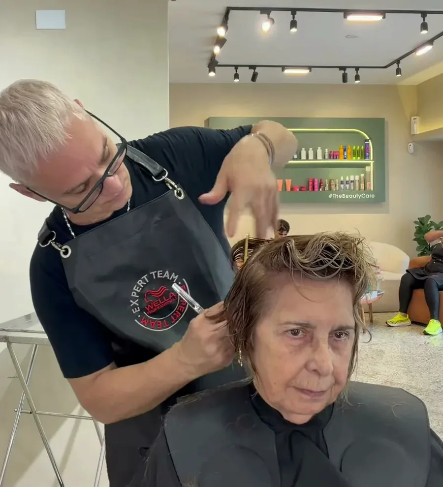 Edu Paiva cortando o cabelo de uma cliente no Nº11 The Beauty Care, espaço onde atende
